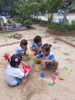 Bé chơi với cát