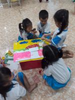 Bé làm tranh từ các nguyên vật liệu