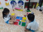 bé chơi cờ cá ngựa