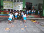 trò chơi bật trên các bông hoa và gọi tên chữ cái
