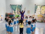 Hưởng ứng tuần lễ áo dài