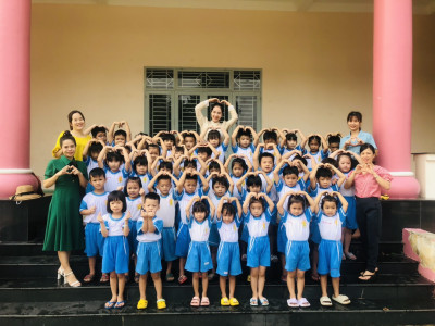 Các bé khối Lá trường Mầm Non Định An tham quan nhà văn hóa Xã Định An
