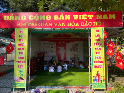 Lớp nhóm tham quan không gian văn hóa Bác Hồ