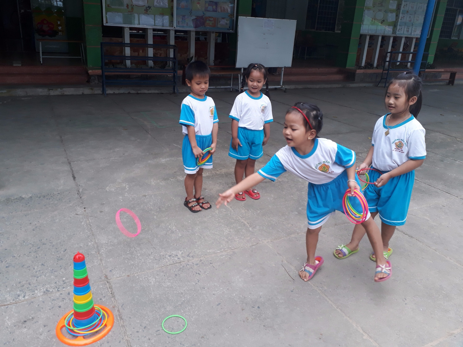 Bé hoạt động ngoài trời