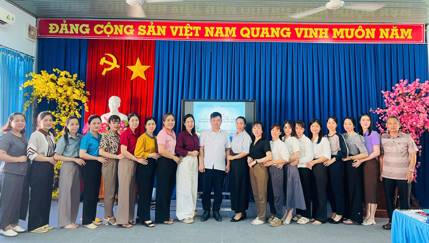 NGÀY 30/11/2025 CHI BỘ TRƯỜNG MẦM NON ĐỊNH AN TỔ CHỨC HỌP CHI BỘKIỂM ĐIỂM VÀ ĐÁNH GIÁ, XẾP LOẠI CHẤT LƯỢNG ĐỐI VỚI TẬP THỂ, CÁ NHÂN TRONG CHI BỘ NĂM 2025.